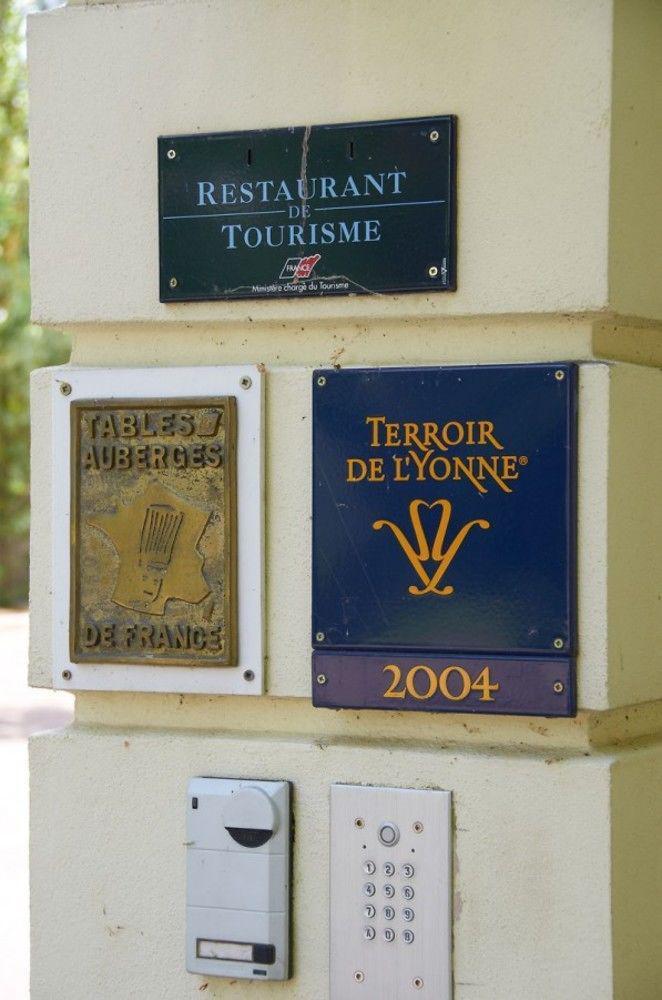 Hotel Restaurant Le Rive Gauche Жуаньи Экстерьер фото